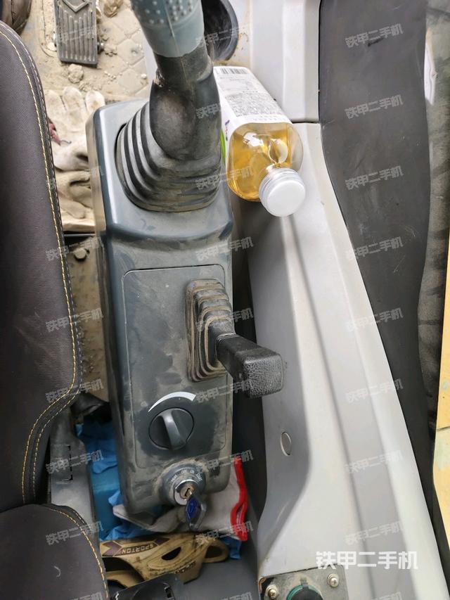 座椅右側(cè)控制臺(tái)/鑰匙門/油門/含右手柄（駕駛室部分）