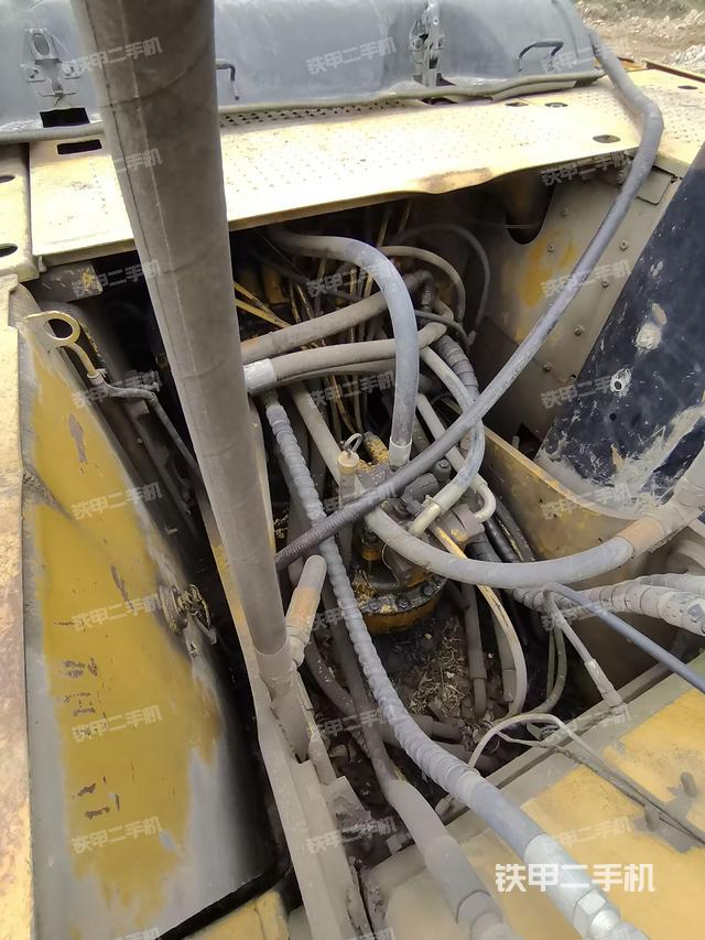 回转马达和主控阀（整机外观）