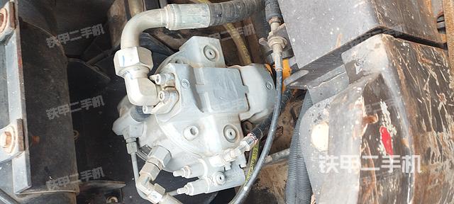 液压泵舱室正面整体（整机外观）