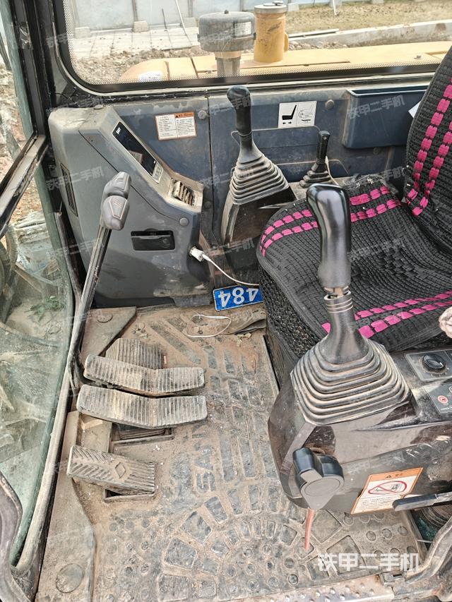 座椅右側(cè)控制臺(tái)/鑰匙門/油門/含右手柄（駕駛室部分）