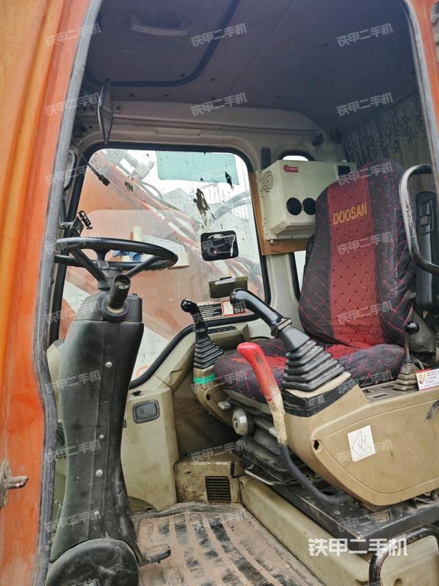 左后方玻璃角標（駕駛室部分）