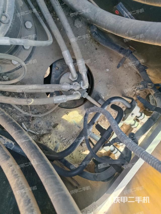 中央回轉(zhuǎn)接頭特寫（上車部件）