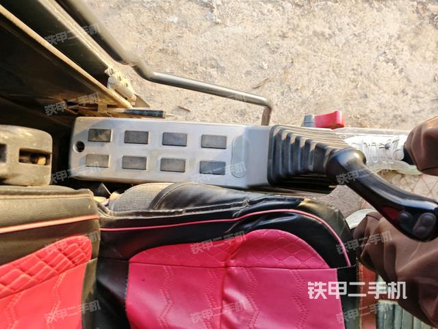 座椅右側(cè)控制臺(tái)/鑰匙門(mén)/油門(mén)/含右手柄(駕駛室部分) 座椅右側(cè)控制臺(tái)/鑰匙門(mén)/油門(mén)/含右手柄(駕駛室部分)