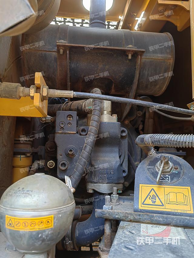 液压泵舱室正面整体（整机外观）