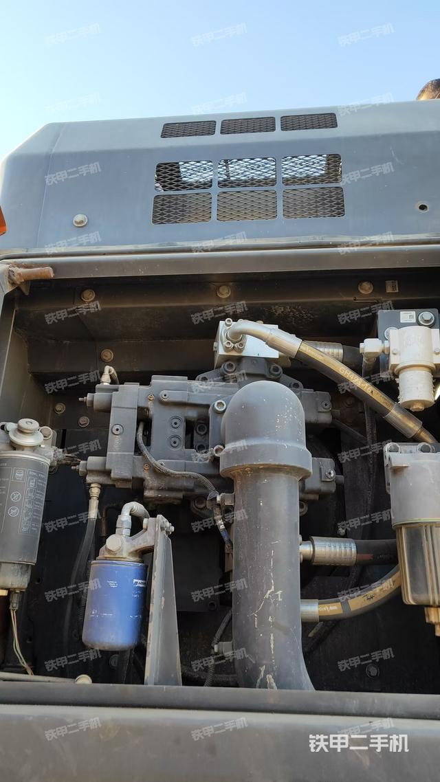 液壓泵艙室正面整體(整機外觀) 液壓泵艙室正面整體(整機外觀)