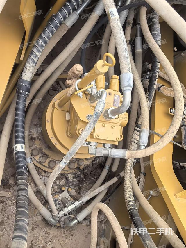 回轉馬達和主控閥（整機外觀）