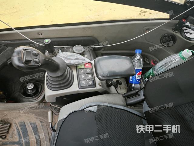 座椅右側控制臺/鑰匙門/油門/含右手柄(駕駛室部分) 座椅右側控制臺/鑰匙門/油門/含右手柄(駕駛室部分)