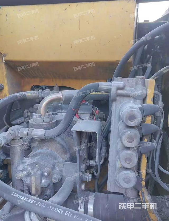 液壓泵艙室正面整體(整機外觀) 液壓泵艙室正面整體(整機外觀)