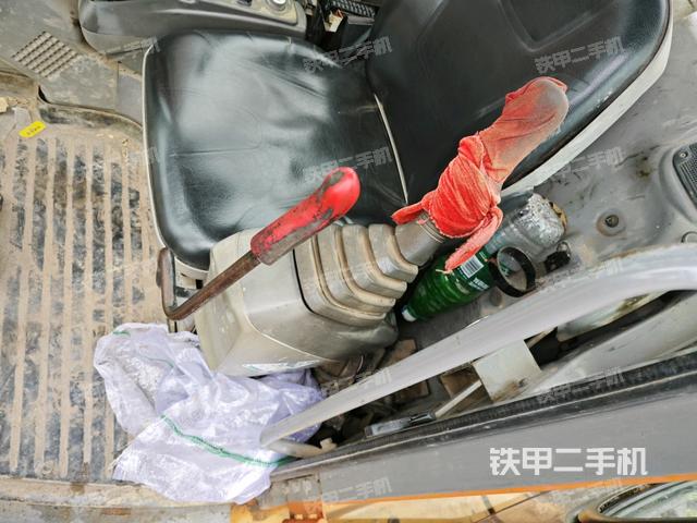 座椅左側(cè)控制臺/音響/含左手柄(駕駛室部分) 座椅左側(cè)控制臺/音響/含左手柄(駕駛室部分)
