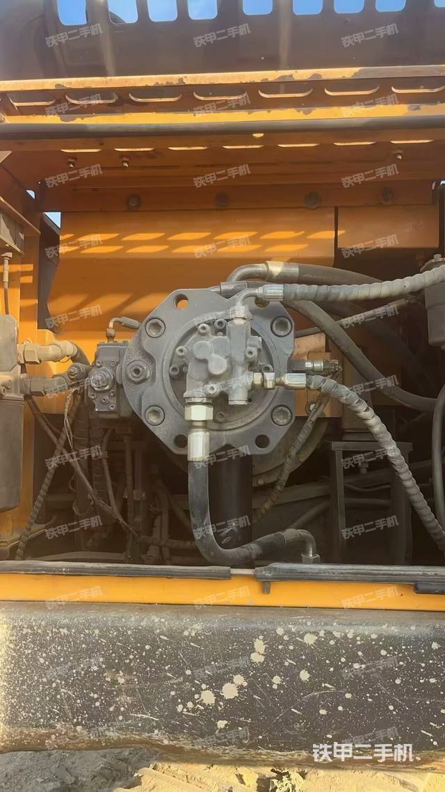 液壓泵艙室正面整體(整機(jī)外觀) 液壓泵艙室正面整體(整機(jī)外觀)