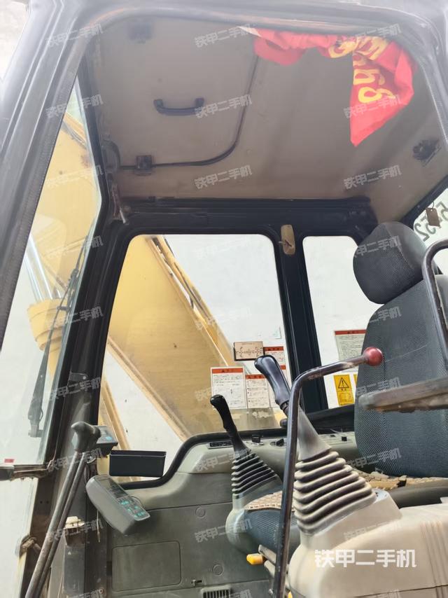駕駛室整體(整機外觀) 駕駛室整體(整機外觀)