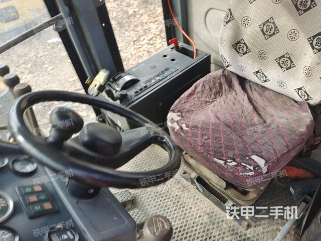 駕駛室內(nèi)部(駕駛室/操作室) 駕駛室內(nèi)部(駕駛室/操作室)