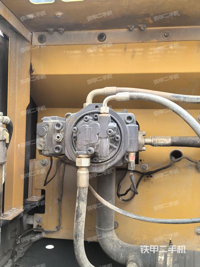 液压泵舱室正面整体（整机外观）