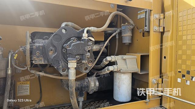 液压泵舱室正面整体（整机外观）