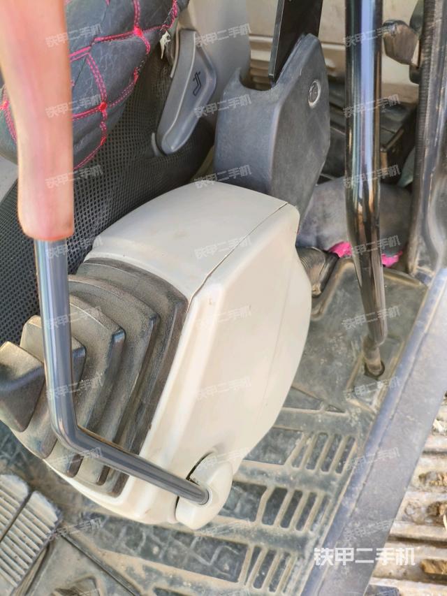 座椅右側(cè)控制臺/鑰匙門/油門/含右手柄(駕駛室部分) 座椅右側(cè)控制臺/鑰匙門/油門/含右手柄(駕駛室部分)