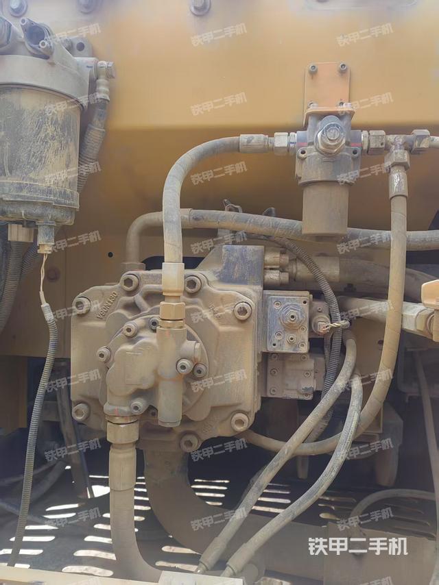 液壓泵艙室正面整體(整機外觀) 液壓泵艙室正面整體(整機外觀)