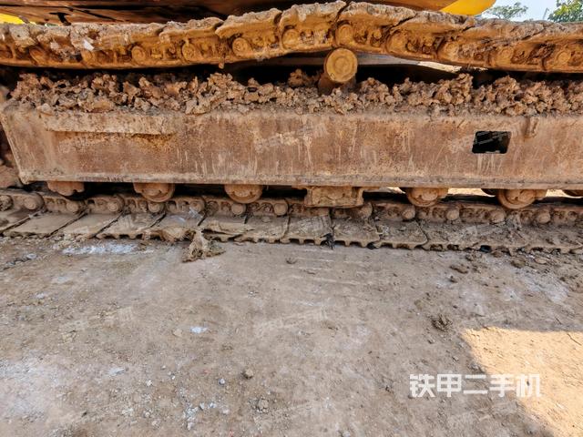 單側(cè)履帶整體(整機(jī)外觀) 單側(cè)履帶整體(整機(jī)外觀)