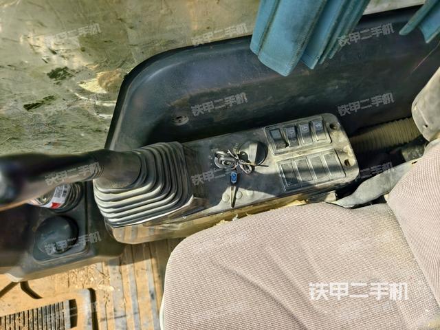 座椅右側(cè)控制臺(tái)/鑰匙門/油門/含右手柄(駕駛室部分) 座椅右側(cè)控制臺(tái)/鑰匙門/油門/含右手柄(駕駛室部分)