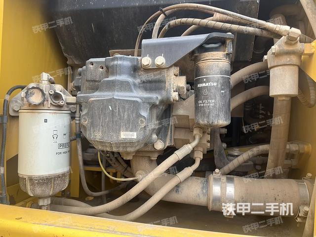 液壓泵艙室正面整體（整機外觀）