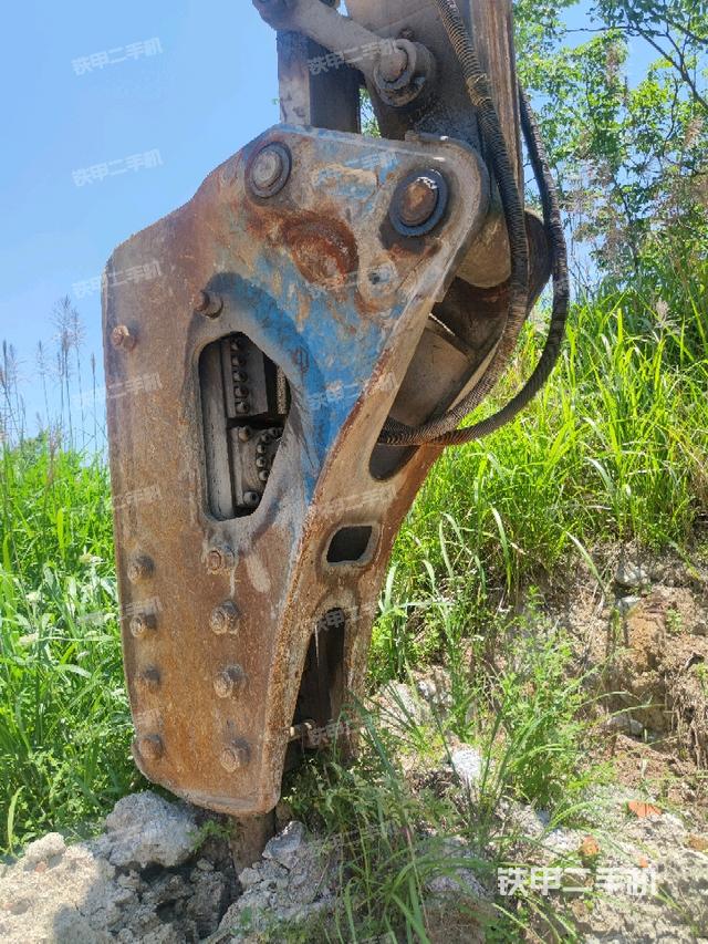 鏟斗右后整體(工作和回轉(zhuǎn)裝置) 鏟斗右后整體(工作和回轉(zhuǎn)裝置)