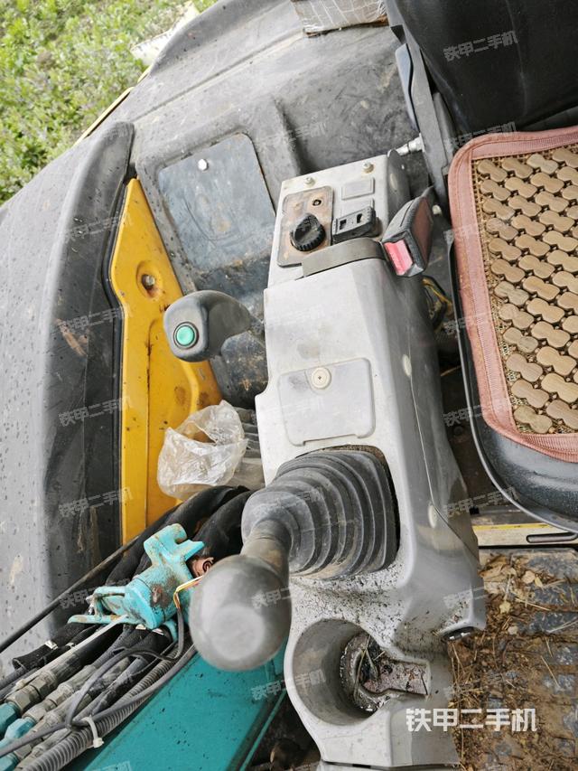 座椅右側(cè)控制臺(tái)/鑰匙門/油門/含右手柄(駕駛室部分) 座椅右側(cè)控制臺(tái)/鑰匙門/油門/含右手柄(駕駛室部分)