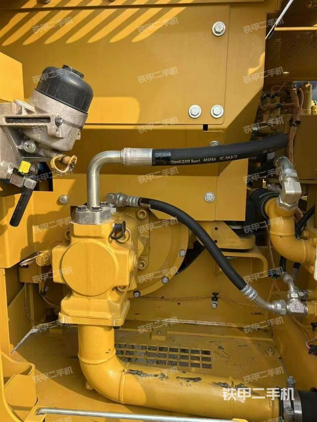 液壓泵艙室正面整體（整機外觀）