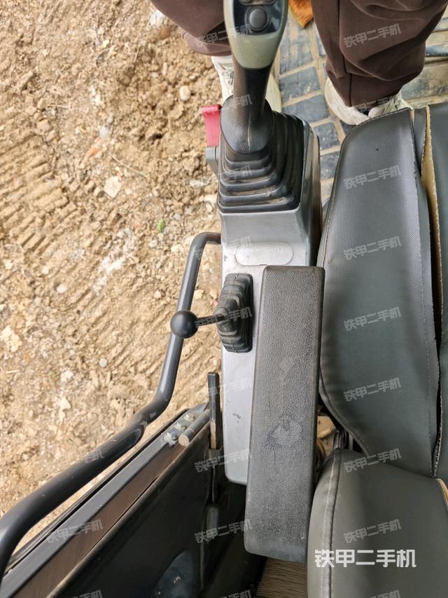 座椅右側(cè)控制臺(tái)/鑰匙門/油門/含右手柄（駕駛室部分）