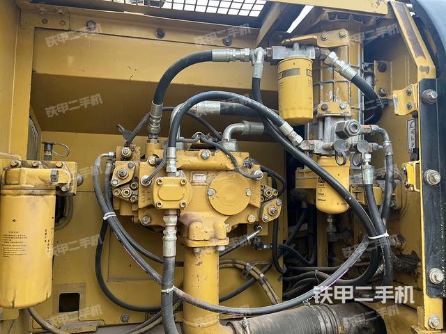 液壓泵艙室正面整體(整機(jī)外觀) 液壓泵艙室正面整體(整機(jī)外觀)