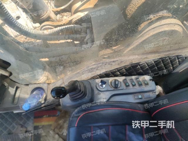 座椅右側(cè)控制臺/鑰匙門/油門/含右手柄(駕駛室部分) 座椅右側(cè)控制臺/鑰匙門/油門/含右手柄(駕駛室部分)