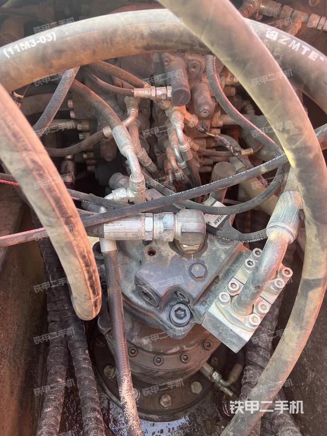 回转马达和主控阀（整机外观）