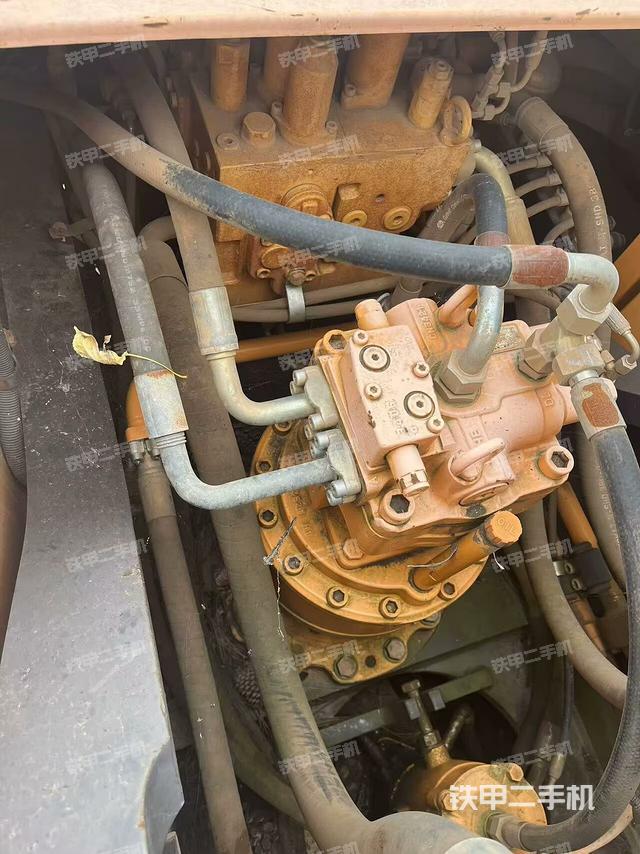 回轉(zhuǎn)馬達(dá)和主控閥（整機(jī)外觀）