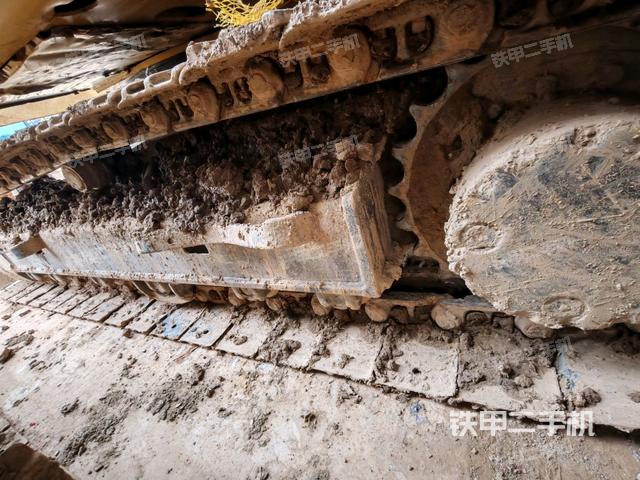 單側(cè)履帶整體(整機(jī)外觀) 單側(cè)履帶整體(整機(jī)外觀)