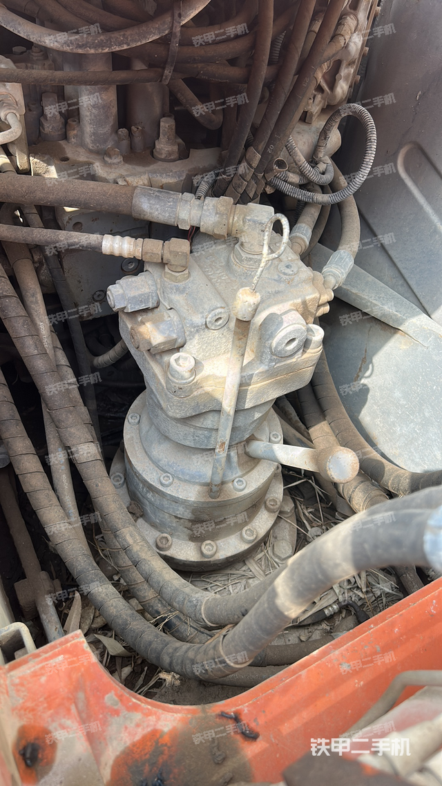 回转马达和主控阀（整机外观）