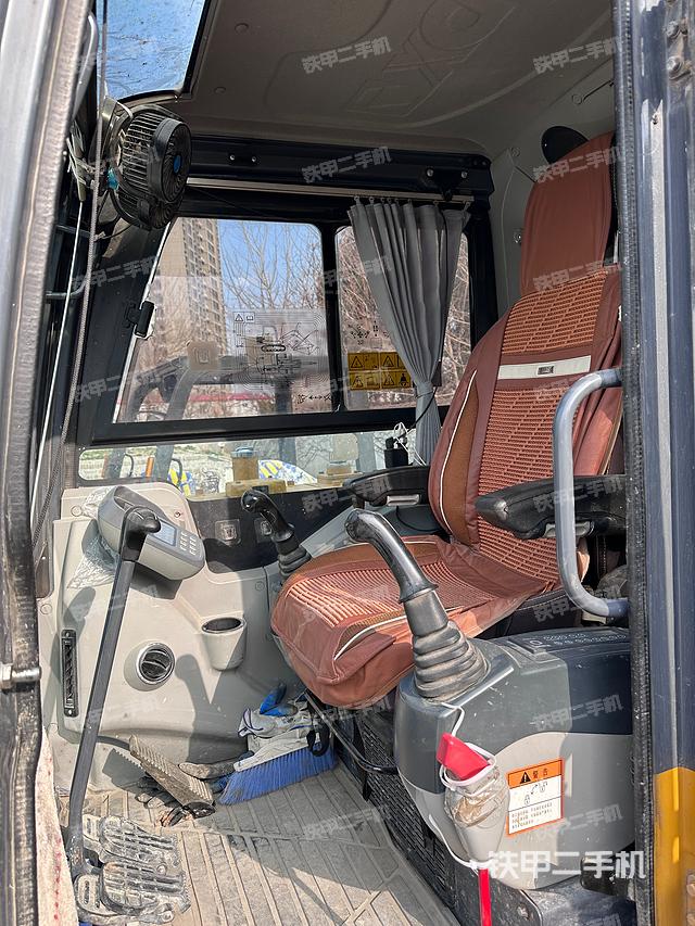 驾驶室顶部（整机外观）