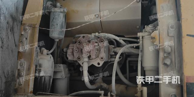 液压泵舱室正面整体（整机外观）