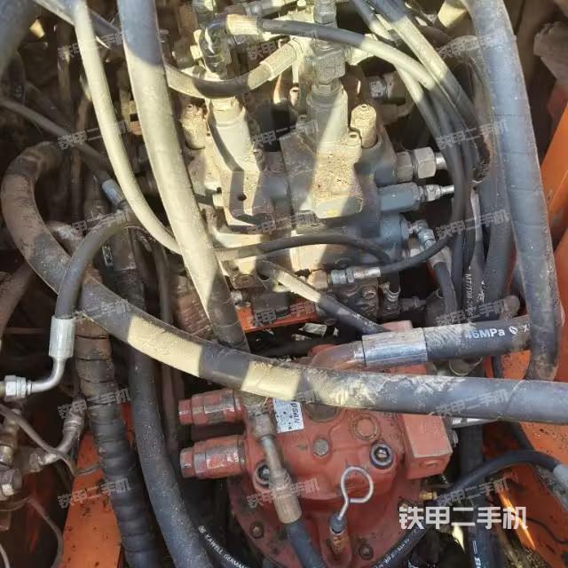 回轉(zhuǎn)馬達(dá)和主控閥(整機(jī)外觀) 回轉(zhuǎn)馬達(dá)和主控閥(整機(jī)外觀)