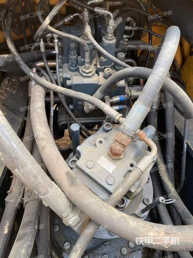 回轉(zhuǎn)馬達(dá)和主控閥（整機(jī)外觀）