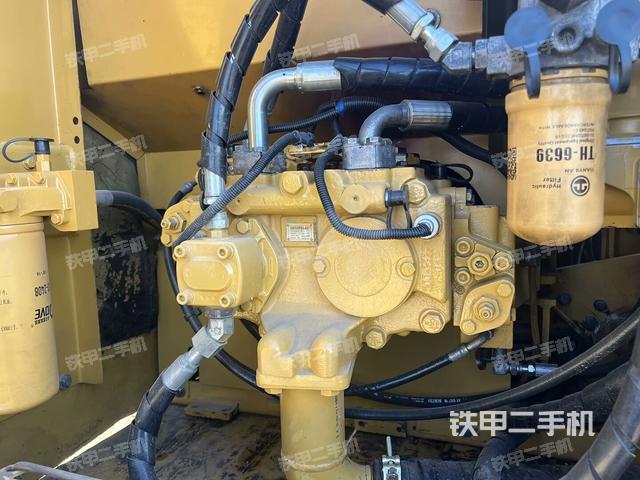 液壓泵艙室正面整體（整機外觀）