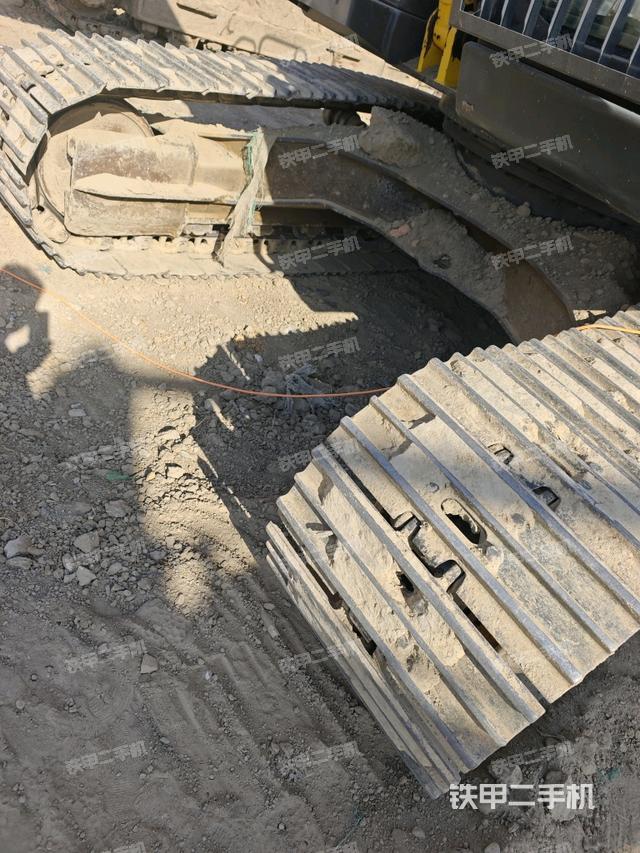 單側(cè)履帶整體(整機外觀) 單側(cè)履帶整體(整機外觀)