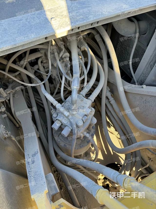 回轉(zhuǎn)馬達和主控閥(整機外觀) 回轉(zhuǎn)馬達和主控閥(整機外觀)