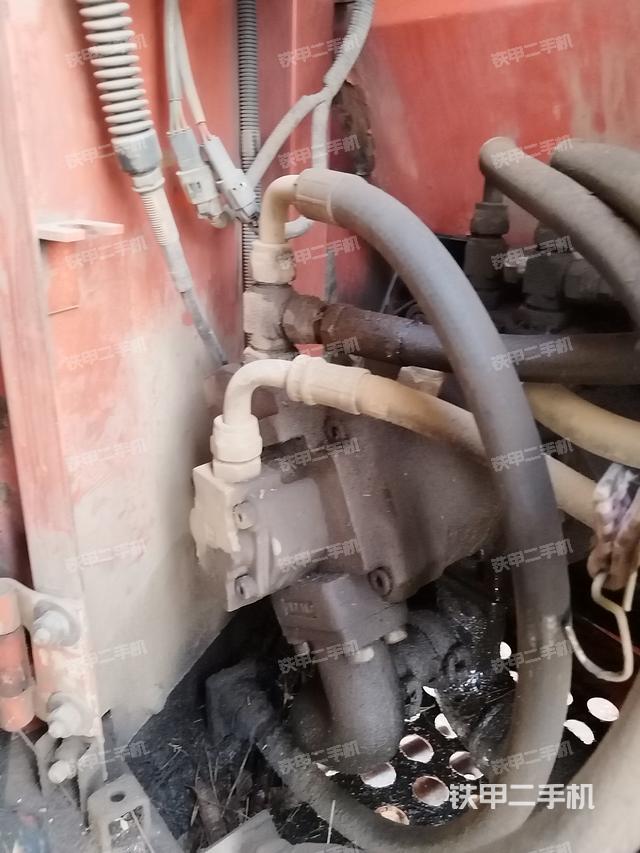 液压泵舱室正面整体（整机外观）