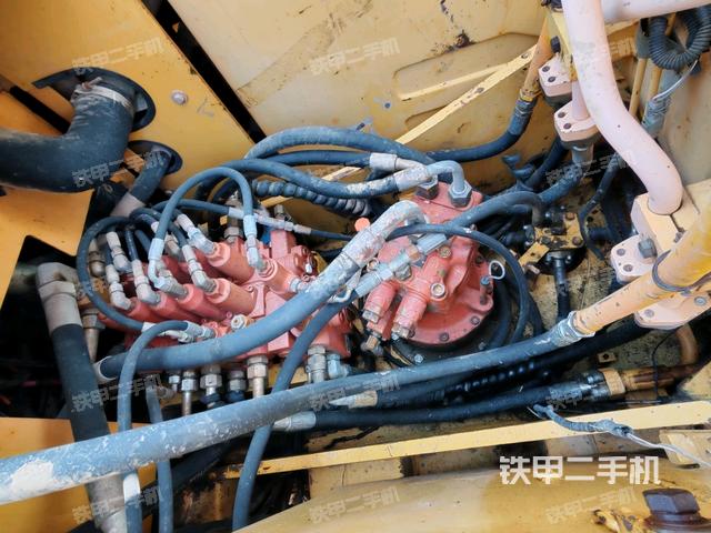 駕駛室頂部(整機(jī)外觀) 駕駛室頂部(整機(jī)外觀)
