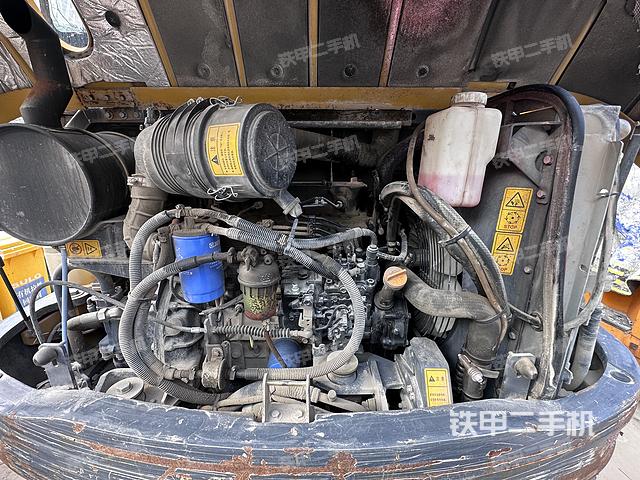 液压泵舱室正面整体（整机外观）