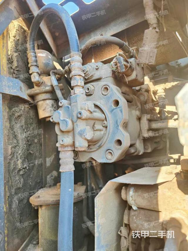 液壓泵艙室正面整體(整機外觀) 液壓泵艙室正面整體(整機外觀)