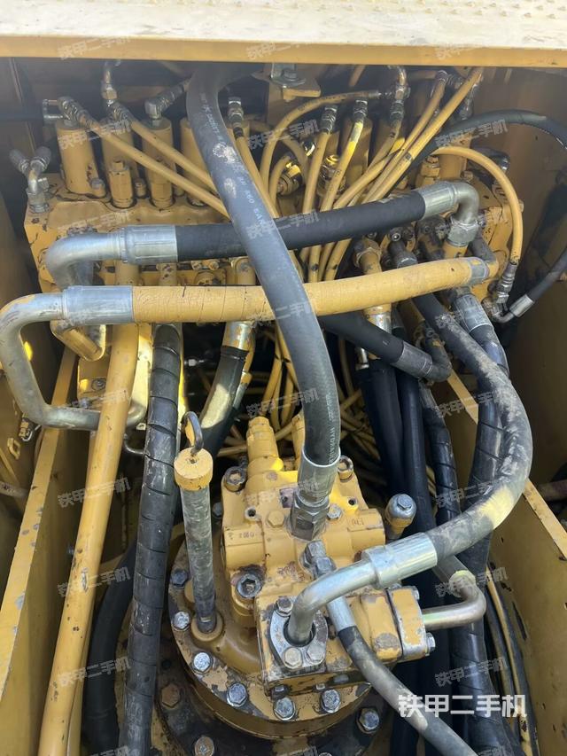 回轉馬達和主控閥（整機外觀）