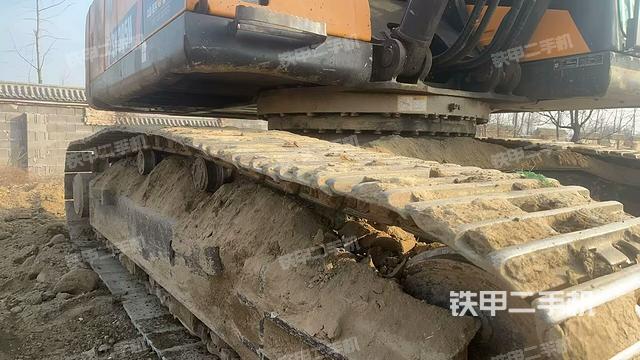 單側(cè)履帶整體(整機(jī)外觀) 單側(cè)履帶整體(整機(jī)外觀)