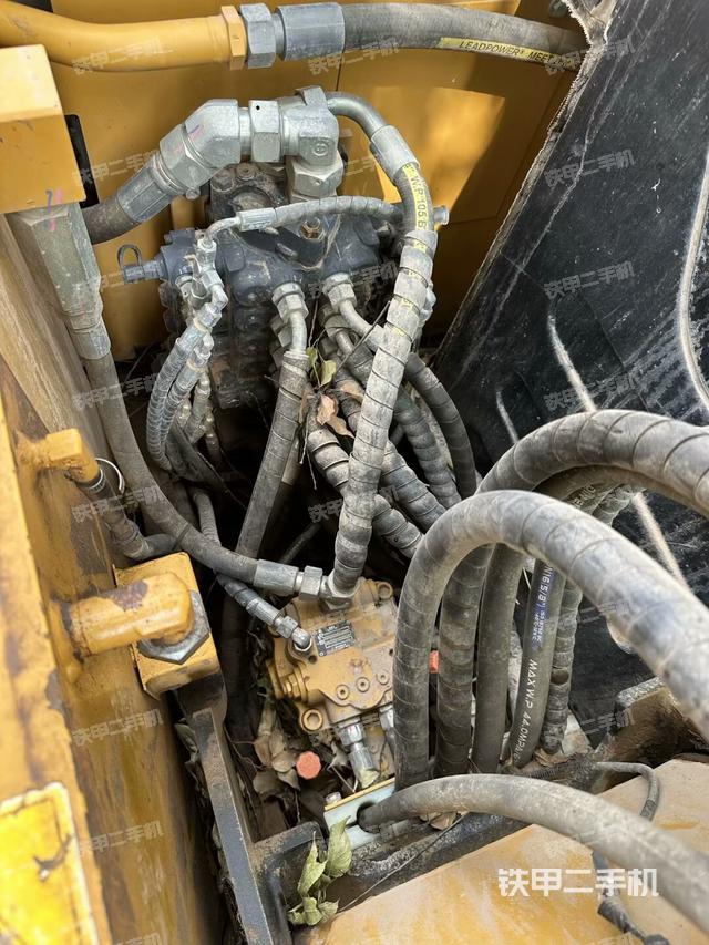 回转马达和主控阀（整机外观）