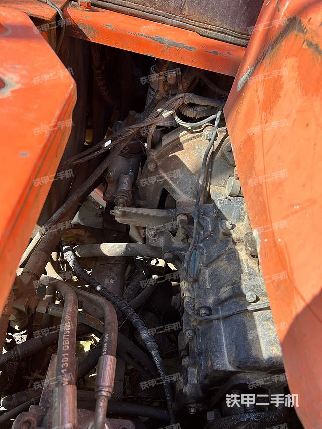 回转马达和主控阀（整机外观）