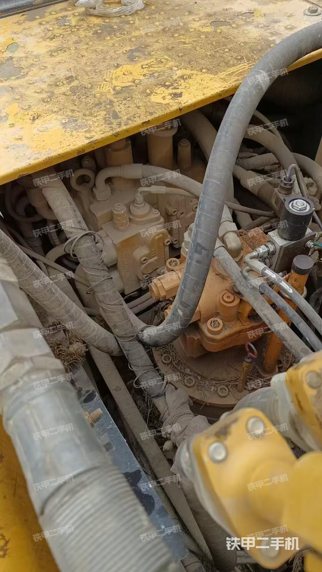 回转马达和主控阀（整机外观）