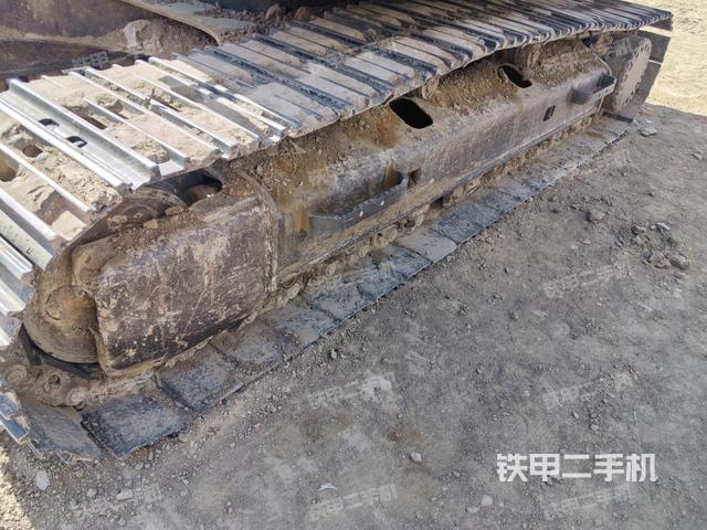 單側(cè)履帶整體(整機(jī)外觀) 單側(cè)履帶整體(整機(jī)外觀)